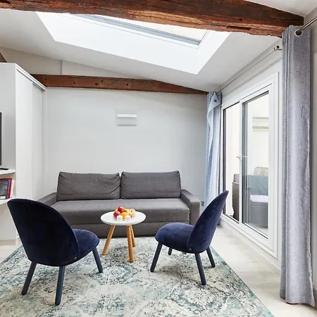 St Germain Des Pres With Balcony Apartment